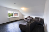 Wohnzimmer - Tolle Oberwohnung mit Garage und Gartenanteil